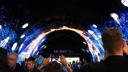 IFA 2016 LG - LG OLED tunnel