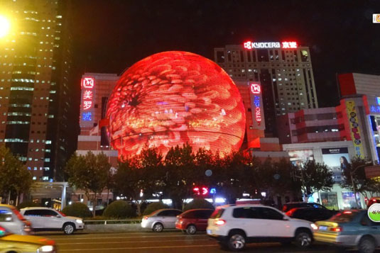 世界首例大型玻璃球体内广告光栅屏炫亮美罗城