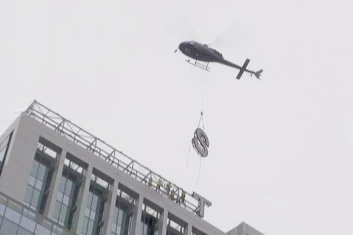 直升机悬吊“私人定制”显示屏闪耀法国巴黎