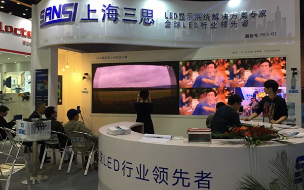 小间距LED显示屏零距离触摸VR-三思 3.jpg