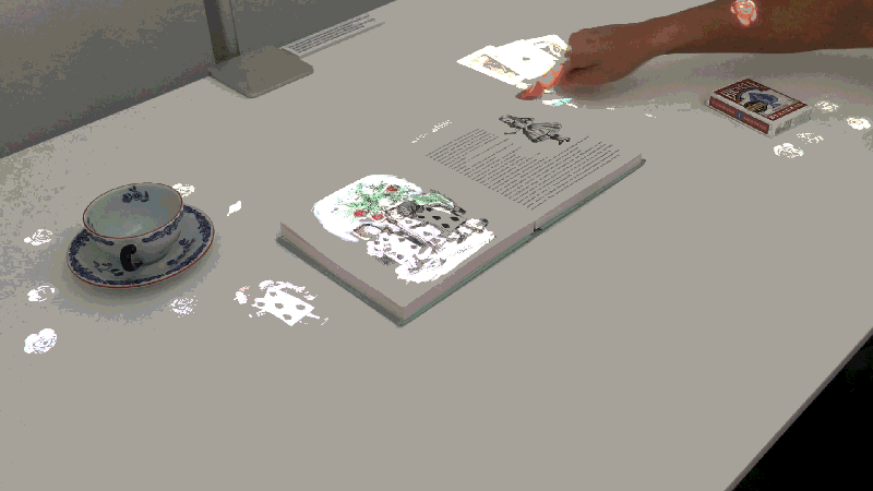 【视频】索尼黑科技投影仪 把桌面瞬间变成触摸屏 7.gif