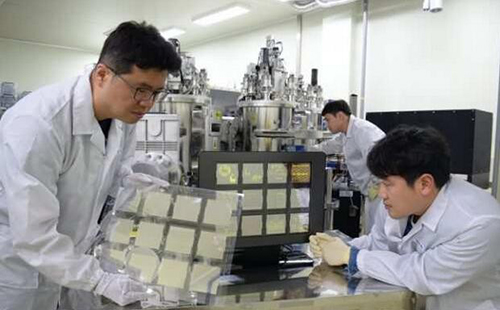 南韩科学家开发出石墨烯OLED面板 可挠又不易碎.jpg