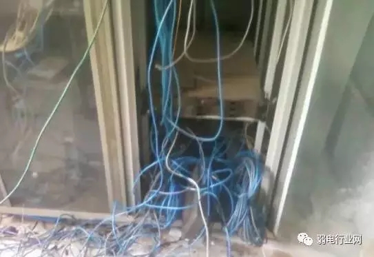 那些惨不忍睹的安防监控室 3.webp.jpg