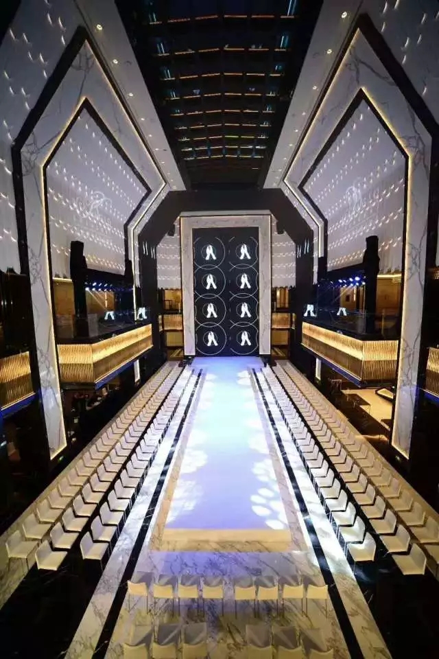 利亚德为超五星酒店打造全球面积超大室内异形屏 4.webp.jpg