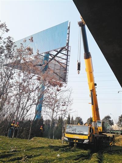 西安拆除公路沿线广告牌 预计将拆除800余块.jpg