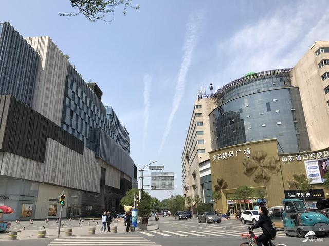 济南最大面积违规LED广告显示屏被拆除 1.jpg