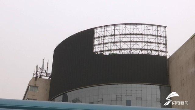 济南最大面积违规LED广告显示屏被拆除 4.jpg