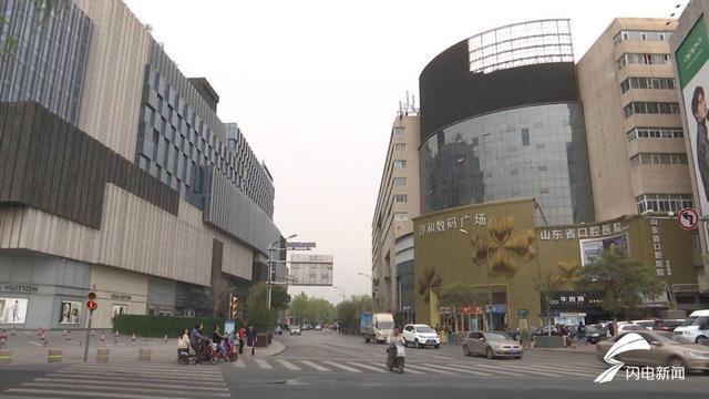 济南最大面积违规LED广告显示屏被拆除 3.jpg