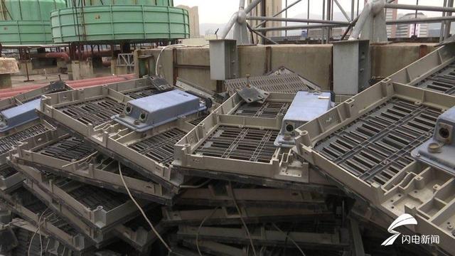 济南最大面积违规LED广告显示屏被拆除 8.jpg