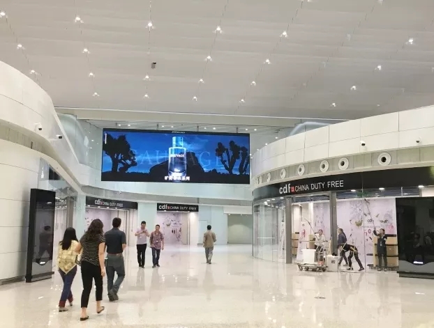 奥拓电子LED屏闪耀白云机场T2航站楼 5.webp.jpg