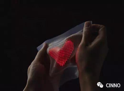 东京大学和DNP联合开发自由伸缩皮肤显示 1.jpg