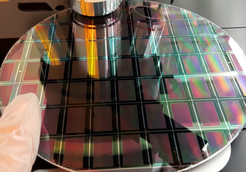 推单片全彩MicroLED矩阵，Plessey选了JDC的硅背板.jpg