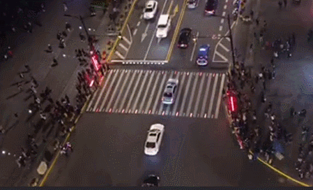 上海13个路口安装新型LED行人过街提示系统，未来还将推广 1.gif