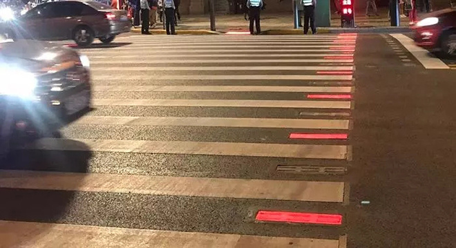 上海13个路口安装新型LED行人过街提示系统，未来还将推广 2.webp.jpg