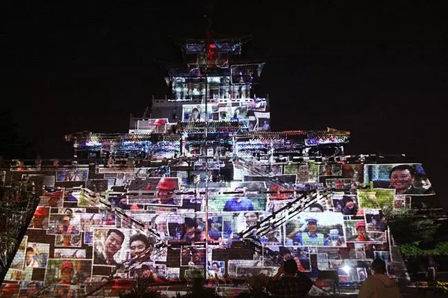 济南解放阁灯光投影秀，光影再现泉城美景 2.webp.jpg