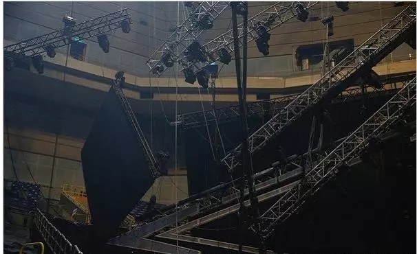 萧敬腾演唱会彩排大型LED显示屏险掉落 2.webp.jpg