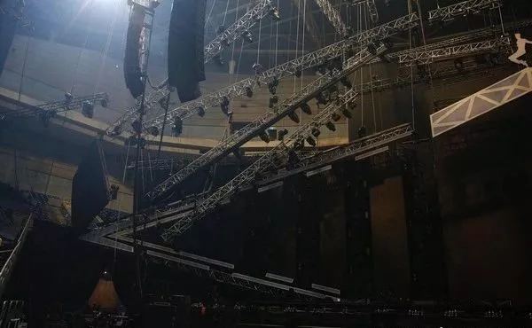 萧敬腾演唱会彩排大型LED显示屏险掉落 3.webp.jpg