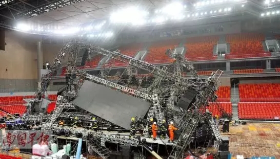 萧敬腾演唱会彩排大型LED显示屏险掉落 4.webp.jpg