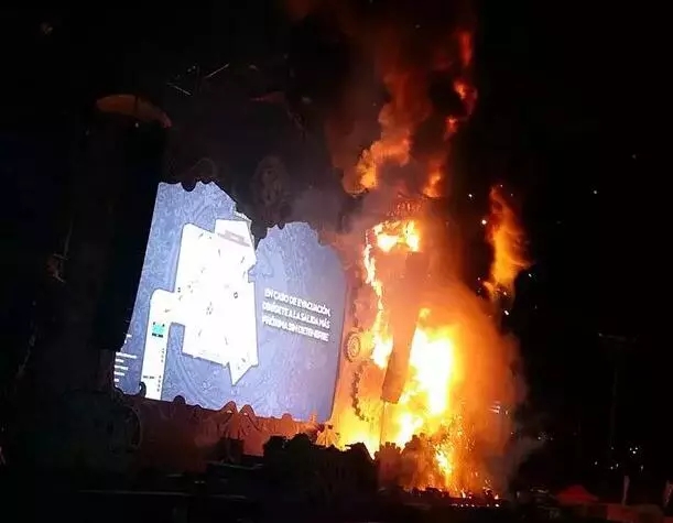 萧敬腾演唱会彩排大型LED显示屏险掉落 5.webp.jpg