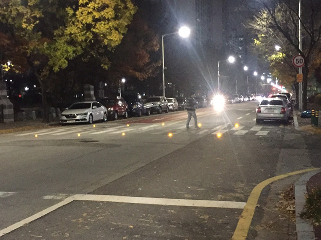 提高道路安全，韩研究员开发LED嵌入式人行道系统 1.jpg