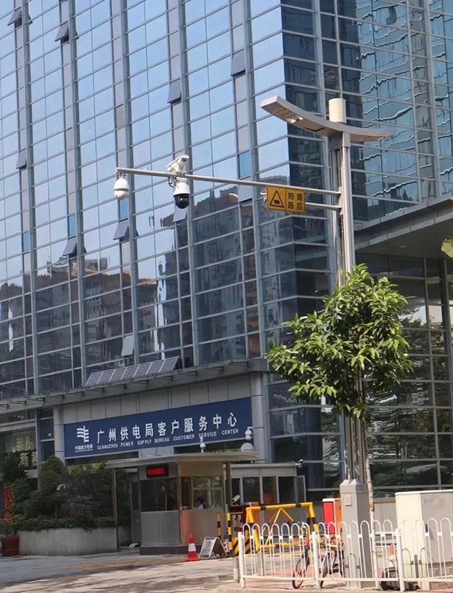 广州点亮首批智慧路灯，能连5G、能给车充电，还能 1.webp.jpg