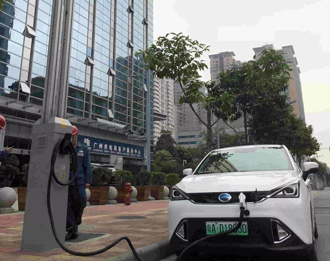 广州点亮首批智慧路灯，能连5G、能给车充电，还能 3.webp.jpg