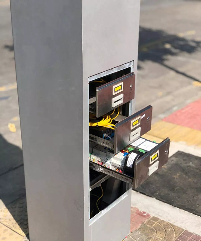 广州点亮首批智慧路灯，能连5G、能给车充电，还能 4.webp.jpg