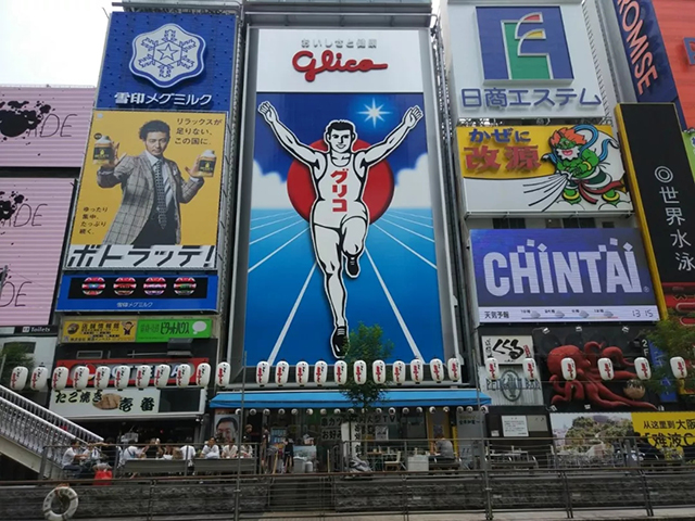 一年多赚39亿，广告牌做成地标*然这么赚钱 14.webp.jpg