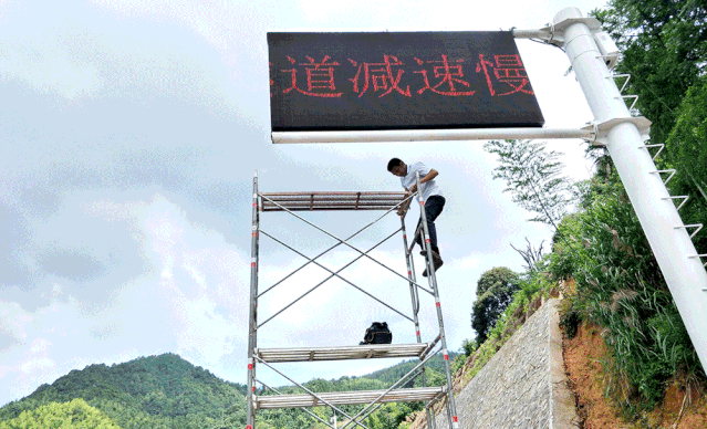 强力巨彩入围福建民营企业100强 8.gif