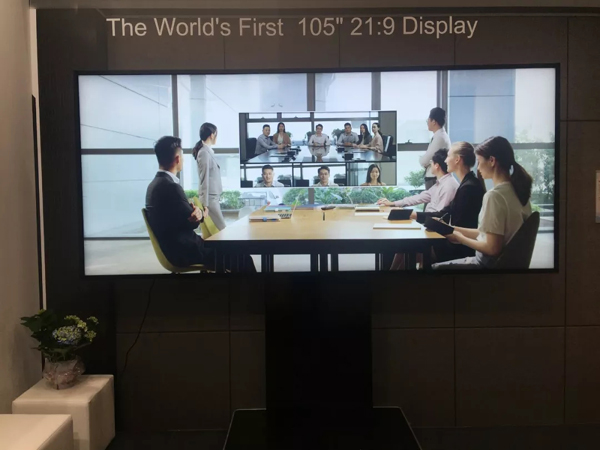 TCL华星首次亮相47吋条形屏 2.webp.jpg