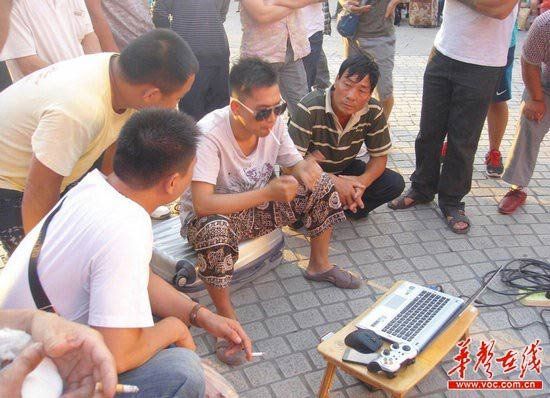 西站显示屏打电游只为证明有出息_热门话题_