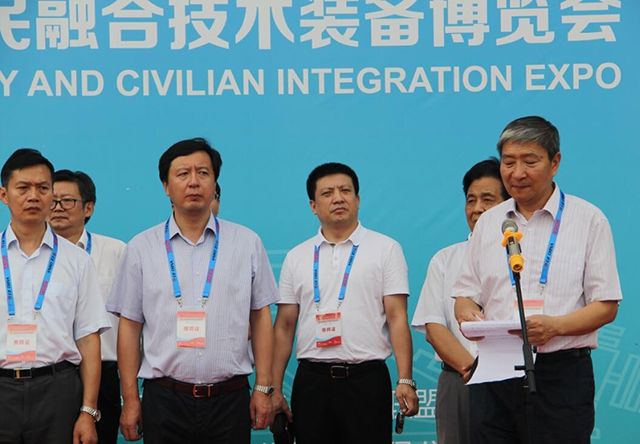 (利亚德集团高级副总裁刘海一出席开幕式)